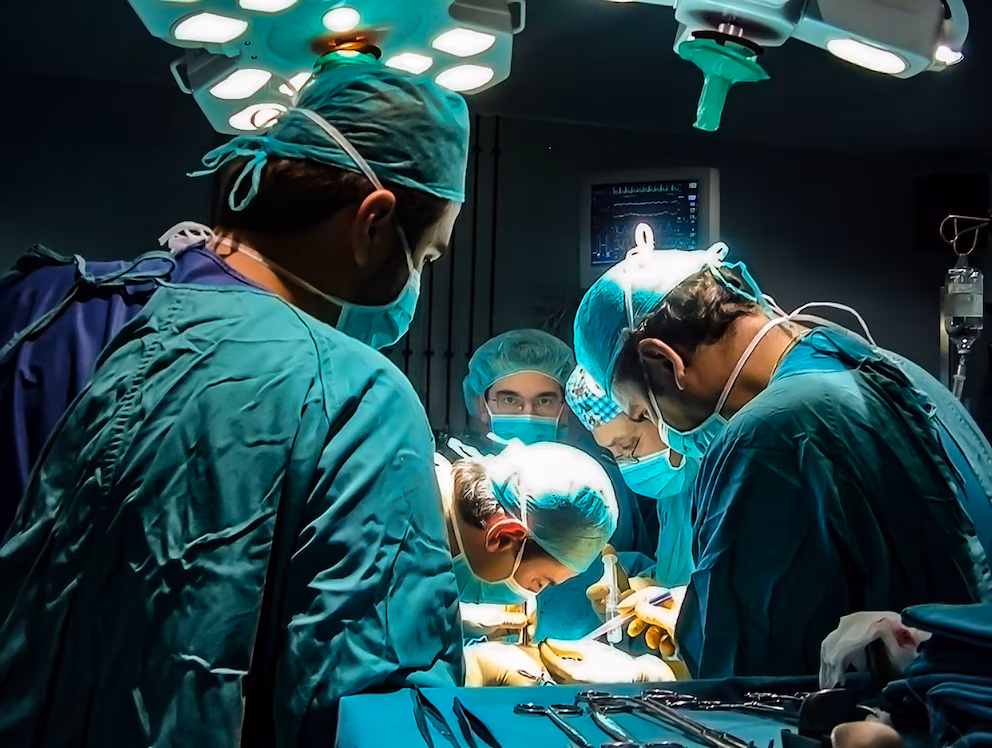 Equipo de profesionales médicos en una intervención quirúrgica